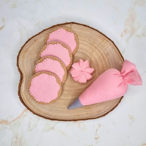 FeltyTreatsUK - Etsy France Felt Bakery Food, Felt Sweets, Pretend Bakery, Felt Sewing Patterns, Felt Food Patterns, Felt Food Diy, Handmade Cat Toys, Felt Play Food, Felted Wool Crafts