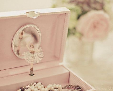 Elizabeth Midford, Box Aesthetic, Music Box Ballerina, Ballerina Jewelry Box, Ballerina Jewelry, Pink Cottage, Vintage Princess, Ciel Phantomhive, Princess Aesthetic