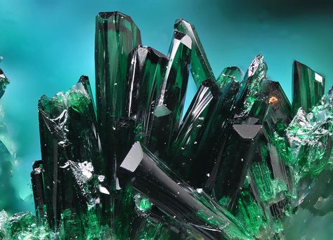 Energy Stones Crystal Healing, Deep Green Color, Atacama Desert, Crystal Aesthetic, Emerald Gem, Pretty Rocks, Green Gems, Green Landscape, Rare Gems