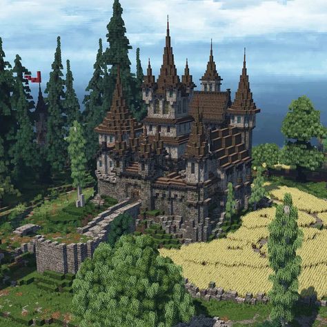 Minecraft Small Kingdom, Minecraft Medieval Fortress, Minecraft Cliff Side House, Castle Gate Minecraft, Castle Ideas Minecraft, Mountain Castle Minecraft, Minecraft Castle Ideas Medieval, Small Castle Minecraft, Fantasy Castle Minecraft