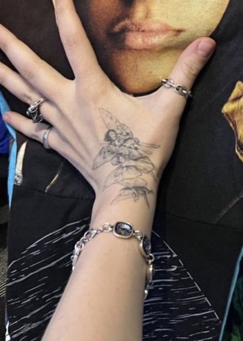 Blosh Billie Tattoo, Billie Back Tattoo, Billie Eilish's Tattoos, Billie Eilish Dragon Tattoo, Billie Eilish Hand Tattoo, Billie Eilish Piercing, Billie Eilish Back Tattoo, Billie Eilish Hands, Billie Eilish Tattoo Ideas