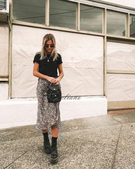 Silk Slip Skirt, Doc Martens Outfit, Silk Midi Skirt, Outfit Trends, Style Fall, Slip Skirt, Autumn Street Style, Festival Looks, Fall Skirts