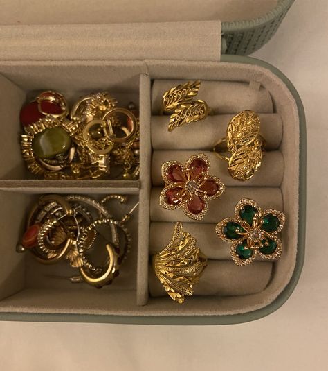 Rings Gold Aesthetic, Gold Aesthetic Jewelry, Maximalist Jewelry, Chunky Jewellery, Xoxo Jewelry, Gem Rings, Crystal Jewelry Necklaces, Flower Rings, Ring Display