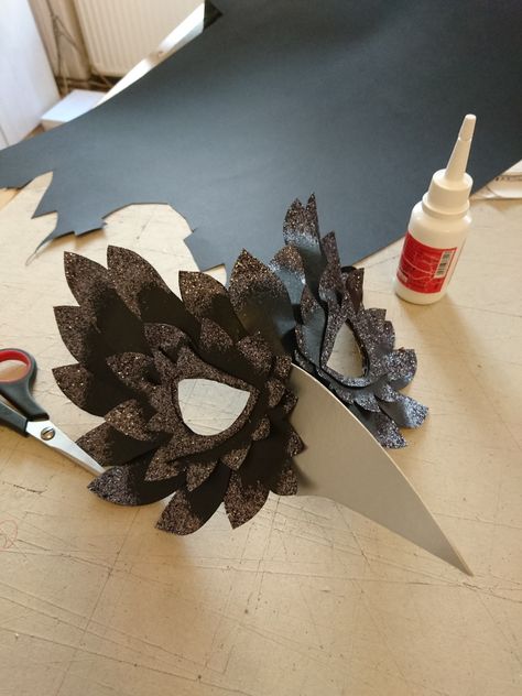 Paper Mache Feathers, Feather Mask Diy, Crow Mask Diy, Bird Mask Diy, Masks Diy Kids, Mask Paper Mache, Eagle Costume, Masquerade Mask Diy, Raven Costume