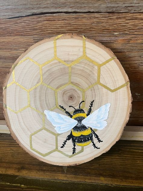 Hand painted acrylic bee and honeycomb on a wood slice. Sealed with polycrylic. Woodchip Painting, Acrylic On Wood Painting, Wood Coaster Painting Ideas, Paint Wood, Cute Bee Painting, Painted Bees, Honey Bee Painting Easy, Painting Wood, Wooden Coaster Painting Ideas