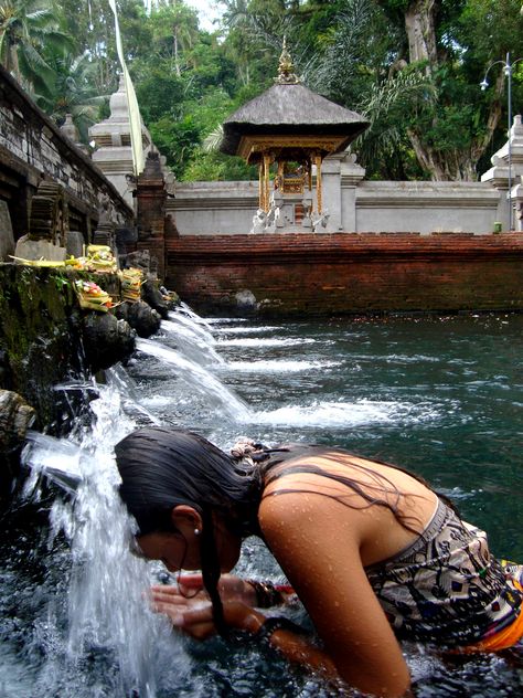 Holy Spring Water Temple in Bali ~ a really special ritual Bali Healing Retreat, Bali Spa Aesthetic, Bali Healing, Bali Temples, Bali Temple, Bali Yoga Retreat, Bali Girls, Bali Retreat, Temple Bali