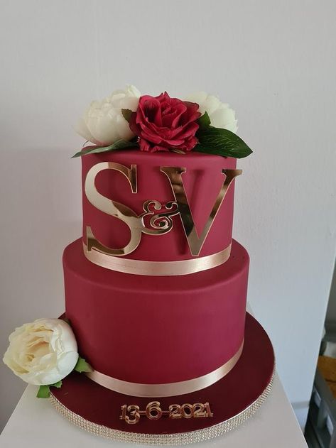 Wedding cake bordeaux Burgandy And Gold Wedding, Wedding Cakes Maroon, Burgundy Wedding Cake, Reception Cake, Single Tier Cake, Maroon Wedding, Simple Cake Designs, Engagement Cakes, Gold Cake