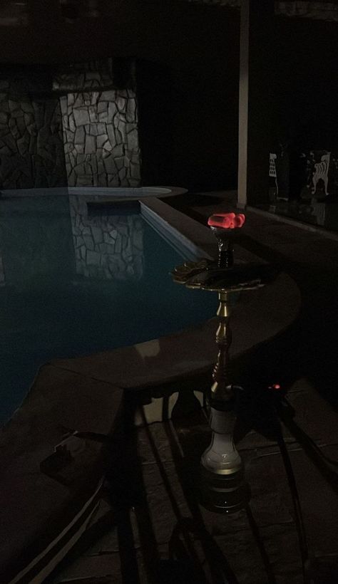 Daaru Party Pic, Rauch Fotografie, Party Night Club Aesthetic, Pool At Night, Night Club Aesthetic, Best Friend Pictures Tumblr, Alcohol Aesthetic, Chill Photos, Cool Instagram