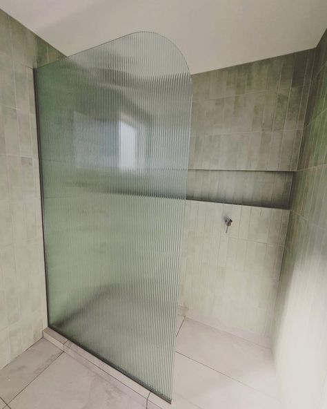 Reeded Shower Glass Door, Glass Shower Wall, Backsplash Wallpaper, Shower Box, Frameless Glass Doors, Shower Style, Glass Partition, Flute Glass, Shower Screen