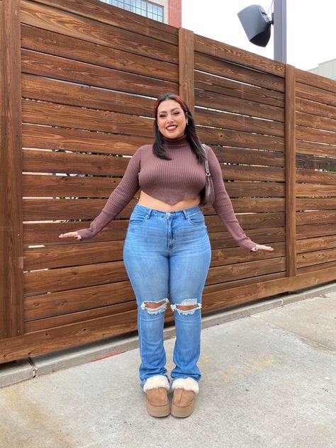 ugg outfits + ugg fall outfits + how to style uggs +plus size fall outfit ideas Outfit Ideas With Uggs, Plus Size Flare Jeans Outfits, Girlfriend Jeans Outfit, Plus Size Fall Outfit Ideas, How To Style Uggs, Cute Outfits To Wear, Ugg Outfits, Platform Outfit, Birthday Outfit Ideas