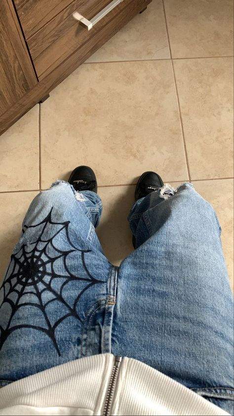 Customized Jeans Ideas, Art On Jeans, Drawing On Jeans, Jean Painting Ideas, Art On Pants, Custom Jeans Diy, Custom Streetwear, Custom Jean, Diy Pants