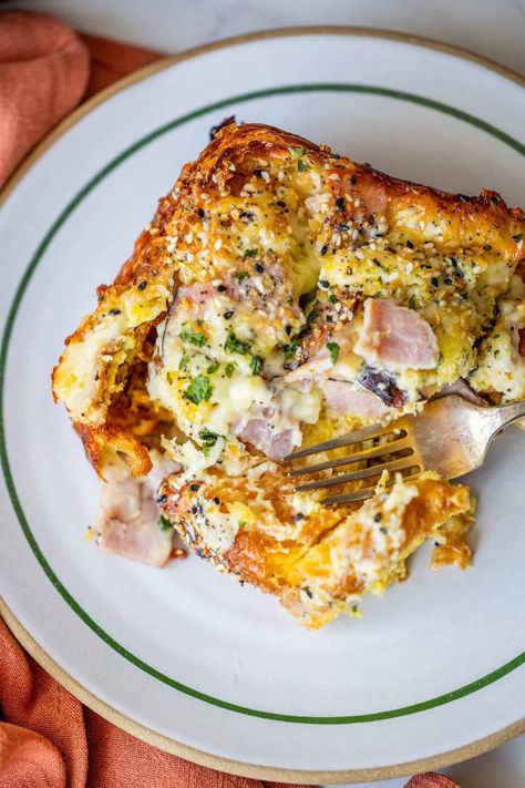 Cheesy Ham Croissant Strata - Sweet CS Designs. Ham Croissant, Croissant Strata, Savory Croissant, Egg Bake Casserole, How To Make Ham, Bagel Toppings, Ham And Cheese Croissant, Cheesy Ham, Cheese Croissant