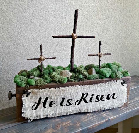 How to make a wooden cross Easter Centerpieces Diy, Diy Osterschmuck, Recipes Easter, Wooden Box Diy, Easter Wood Crafts, Rustic Cross, Spring Centerpiece, Recipes Chocolate, Easter Tablescapes