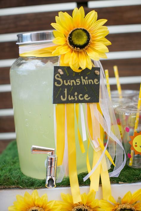 "You Are My Sunshine" Kid's Birthday Party Sunflower Birthday Parties, Sunshine First Birthday, Sunshine Birthday Parties, Sunflower Party, Sunflower Baby Showers, Sunflower Themed Wedding, Sunflower Bridal Shower, Bridal Sunflowers, Sunshine Baby Showers