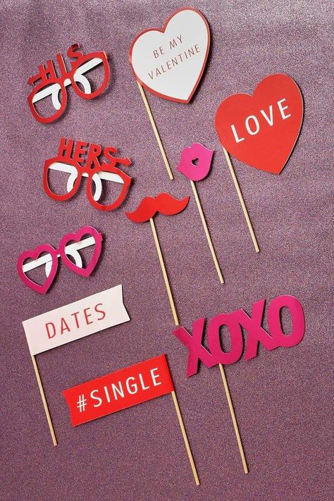 Valentines Photo Props Diy, Photo Booth For Valentines Day Ideas, Photobooth For Valentines Day, Valentines Picture Booth Ideas, Valentines Photo Booth Frame, Photo Frame Valentines Day, Valentines Day Photobooth Ideas, Valentine Photobooth Ideas, Valentine’s Day Photobooth