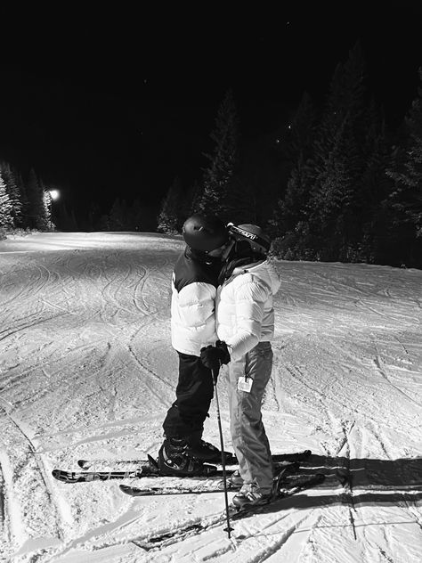 Cute Couple Skiing Pictures, Couples Skiing Pictures, Skiing Couple Aesthetic, Ski Couple Aesthetic, Winter Romance Aesthetic, Couple Holiday Aesthetic, Ski Couple Pictures, Couple Winter Aesthetic, Skiing Couples