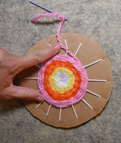 Weaving Circle, Circle Weaving, Circle Loom, Circular Weaving, Felt Glue, Weaving For Kids, Round Loom, Art Adventure, Paper Weaving