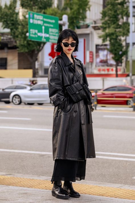 The Best Street Style From Seoul Fashion Week Spring/Summer 2020 Tokyo Fashion Women, Tokyo Fits, Japanese Outfits Street Style, Tokyo Fashion Street, Tokyo Fashion Week Street Styles, Street Style Black, Nike Tenis, Tokyo Fashion Week, Chinese Fashion Street