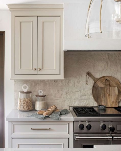 Stone Backsplash Inspiration - Design Trend Round Up - Farmhouse Living Sandstone Kitchen Backsplash, Old World Tile Backsplash Kitchen, White Rock Backsplash Kitchen, Alamo Stone Backsplash, Old World Kitchen Backsplash, Old World Backsplash, Old World Tile Backsplash, Elle Decor Kitchen, Neutral Cottage Kitchen