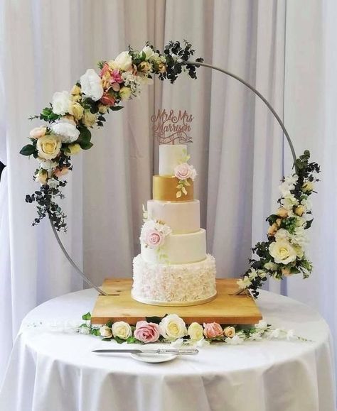 Cake Stand Diy, Wedding Cake Videos, White And Gold Wedding Cake, Cake Stand Decor, Rose Gold Wedding Cakes, Diy Cake Stand, Wedding Cake Display, Wedding Cake Stands, Engagement Cakes