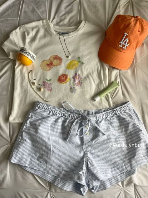 Beach Outfit Casual Summer, Blue Summer Outfits Aesthetic, Summer Sporty Outfits Aesthetic, Summer Girl Outfits Aesthetic, Beachy Style Aesthetic, Up North Outfits Summer, Thrifted Summer Fits, Beach Clothing Aesthetic, Coconut Girl Summer Outfits