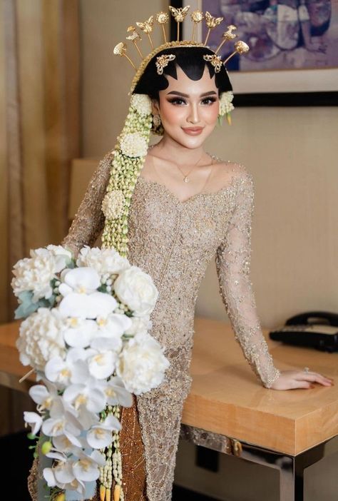 pakaian kebaya modern Javanese Wedding Outfit, Nikahan Adat Jawa, Akad Nikah Jawa, Pengantin Jawa Modern, Javanese Wedding Dress, Nikah Adat Jawa, Wedding Jawa, Wedding Malaysia, Dres Batik