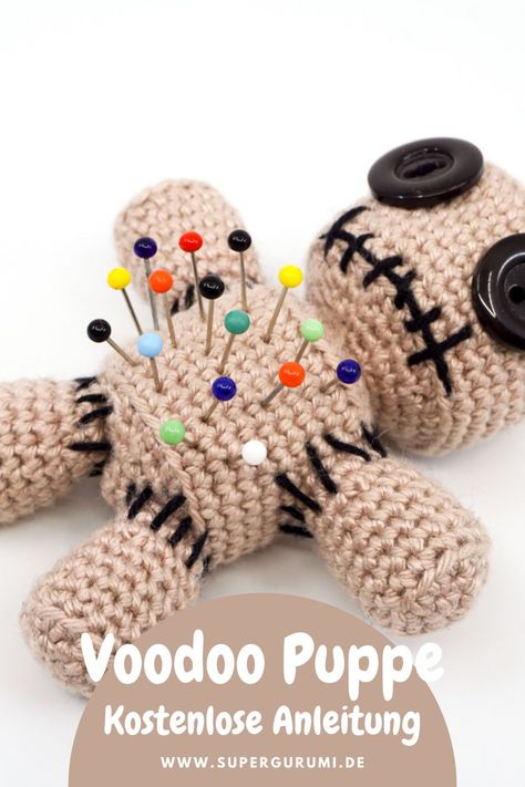 Kostenlose Voodoo Puppen Nadelkissen Häkelanleitung von Supergurumi. Mit dieser Voodoo Puppe müssen SIe nie wieder lästig nach Ihren Nadeln suchen. Häkeln Sie jetzt dieses praktische Voodoo Puppen Nadelkissen. #amigurumi #häkeln #häkelanleitung #nadelkissen #voodoopuppe Crochet Doll Clothes Free Pattern, Easy Crochet Patterns Free, Crochet Design Pattern, Crochet Doll Clothes, Cushion Pattern, Pusheen, Halloween Crochet, Knitting Tutorial, Crochet Pattern