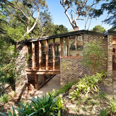 The Design Files on Instagram: “MODERNIST AUSTRALIA · This house by Harry Seidler's first apprentice is on the market! _ LINK TO FULL STORY IN BIO ↖ Words Patricia Callan…” 70s Beach House Exterior, Modern Earthy House Exterior, Modernist Interior Design, Midcentury Modern House Exterior, Contemporary Architecture House, 1960s House, Midcentury House, Stunning Homes, Australia House