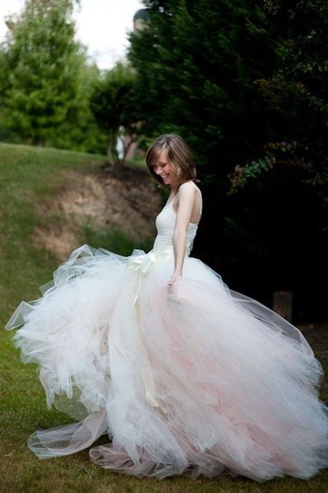 Fairy Cottage and Garden..... Re- Enchanted Life of a Domestic Mystic: Dreamy Tulle Skirt, No Sew, 1 minute Long Tutu Skirt, Adult Tulle Skirt, Diy Tulle Skirt, Spring Wedding Outfit, Tutu En Tulle, Tulle Wedding Skirt, Tule Rok, Village Wedding, Gala Ideas