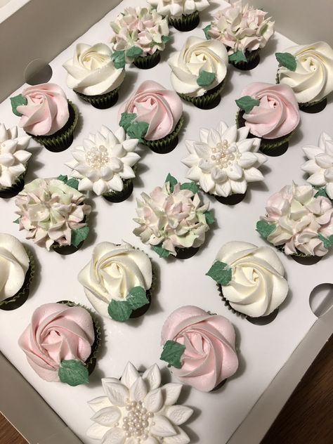 Blush Pink Wedding Cupcakes, Sage And Pink Cake, Bachelorette Cupcakes, White Wedding Cupcakes, Decorating Desserts, Baby Shower Cupcakes For Girls, 2025 Ideas, Charlotte Baby, Shower Garden