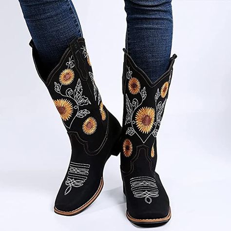 These cowboy boots for women features a stitch sunflower embroidery design and a retro western style, which is fashionable and versatile. Sunflower Embroidery, Embroidery Boots, Fleece Boots, Bota Country, Popular Boots, Pu Boots, Looks Country, Quince Ideas, Estilo Country