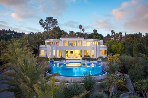 Richard Landry-Designed Mansion in Beverly Hills Set to List for $36.5M  @AlmostHomeFL #home #realestate #RichardLandry #beverlyhills… House In Beverly Hills, Palm Springs Houses, Beverly Hills Houses, Infinity Edge Pool, Mega Mansions, Real Estates Design, Mansion Interior, Mansions Luxury, Dream House Plans