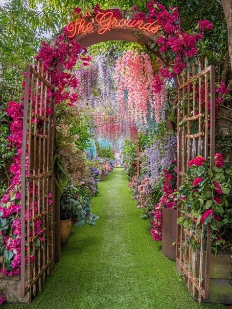 Enchanted Garden Ideas Backyards, Backyard Cafe, Secret Garden Theme, The Grounds Of Alexandria, Secret Garden Parties, Secret Garden Wedding, Garden Party Birthday, Arch Decoration, Prom Theme