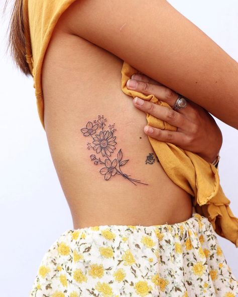 Z A Y A on Instagram: “Lovely little floral rib piece 😘 . . .…” Rib Tattoos Words, Arm Quote Tattoos, Flower Tattoo On Ribs, Quote Tattoos Girls, Rib Tattoos For Women, Bouquet Tattoo, Sunflower Tattoos, Music Tattoos, Dainty Tattoos