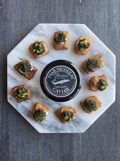 Caviar Potato Chips, Caviar And Potato Chips, Caviar Potatoes, Caviar Platter, Caviar Serving Ideas, Caviar Spread, Caviar Party, Potato Pave, Caviar Appetizers