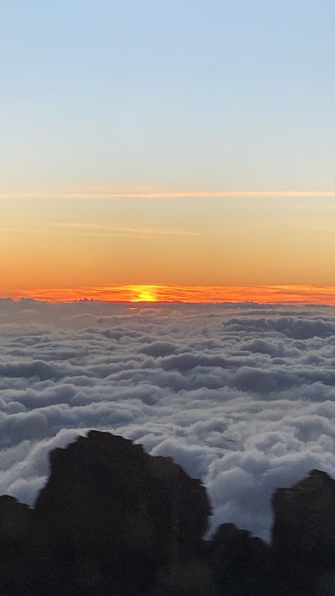 Hawaii Above The Clouds, Haleakala National Park Sunset, Haleakala Sunset, Sunrise Hawaii, Sunset In Hawaii, Playlist Pics, Haleakala Sunrise, Sunsets Hawaii, Current Aesthetic