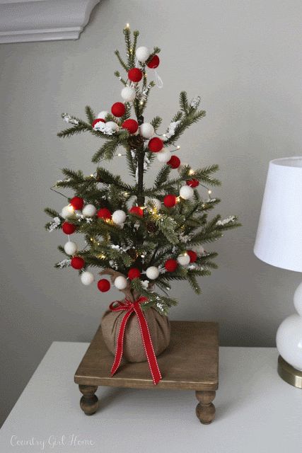 Kids Christmas Bedroom, Christmas Bedrooms, Country Girl Home, Bedside Table Decor, Christmas Decorations For Kids, Christmas Decorations Bedroom, Christmas Bedroom, Country Girl, Holiday Ideas