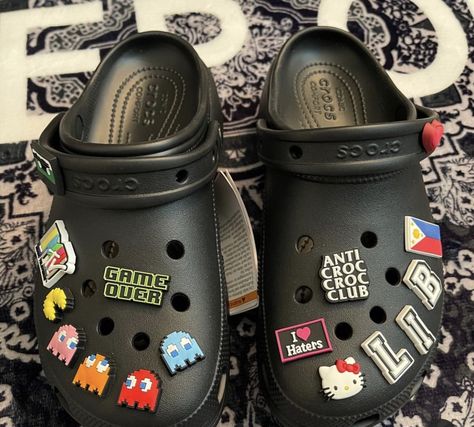 Crocks Outfits For Men, Crocs Jibbitz Ideas For Men, Crocs Target, Crocks Outfits, Crocs Ootd, Jibbitz Crocs Ideas, Aesthetic Crocs, Jibbitz Ideas, Crocs With Jibbitz