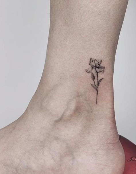 A Quick & Easy Illustrated Guide To Iris Tattoo Meanings Mini Flower Tattoos, Great Tattoo Ideas, Iris Flower Tattoo, Iris Tattoo, Tulip Tattoo, Lavender Tattoo, Tattoo Meanings, Most Popular Tattoos, Ankle Tattoo