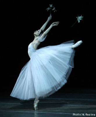 Where are my romantic tutu girls at 🙋🙋🙋🙋 Alina Somova, Ballet Giselle, Art Ballet, Zsazsa Bellagio, Ballet Pictures, Ballet Beauty, Dance Photography Poses, Ballet Poses, Ballet Inspiration