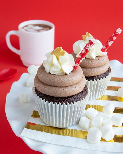 Warm up this winter with fun new cupcakes, Hot Chocolate cupcakes with hot cocoa buttercream! Pair with a piping mug of hot cocoa for a chocolatey winter night! #cocoacupcakes #hotchocolatecupcakes #cocoabuttercream #cupcakerecipes #chocolatecupcakes Hot Chocolate Cupcakes Recipe, Cocoa Frosting, Cocoa Butter Cream, Chocolate Cupcakes Recipe, Winter Cupcakes, Hot Chocolate Cupcakes, Delicious Cupcakes Recipes, Easy Cupcake Recipes, Christmas Cupcake