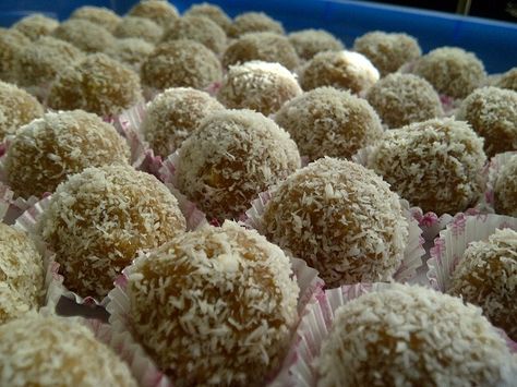 Easy to make and a great hit at parties. Kids can make these too! Date Balls Recipe With Marie Biscuits, Date Balls Recipe, Date Biscuits, Marie Biscuits, Recipes Deserts, Marie Biscuit, Date Balls, Coconut Balls, Clean Snacks