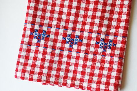 Wild Olive: project: cross my heart dish towel Gingham Cross Stitch, Cross Stitch On Gingham, Gingham Embroidery, Chicken Scratch Embroidery, Ornament Designs, Stitch Witchery, Wild Olive, Diy Textiles, Easy Cross Stitch Patterns