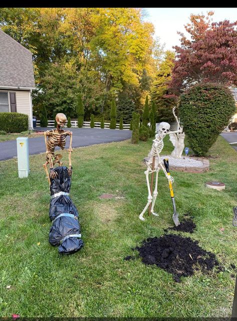 Posable Skeleton Ideas Outside, Posable Skeleton Ideas, Skeleton Ideas, Silly Skeleton, Posable Skeleton, Halloween Ghost Decorations, Homemade Halloween Decorations, Ghost Decoration, Halloween Outdoor