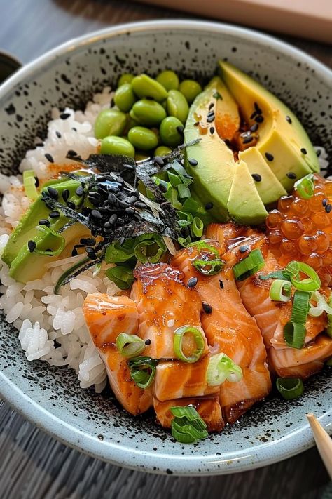 Smoked Salmon Sushi Bowls, Sushi Salmon Bowl, Sushi Bowl Sauce, Healthy Sushi Bowl, Salmon Avocado Cucumber, Marinate Salmon, Sushi Rice Bowl, Salmon Sushi Bowl, Sashimi Bowl