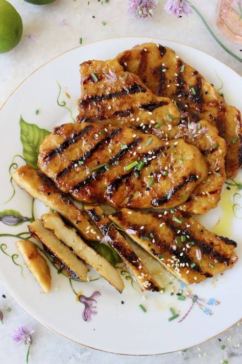 easy grilled seitan chicken Vegan Chicken Teriyaki, Jackfruit Fried Chicken, Vegan Pot Roast, Jackfruit Stew, Easy Seitan Recipe, Seitan Recipe, Veggie Society, Seitan Chicken, Vegan Ribs