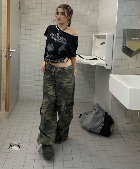 Baggy Camo Cargo Pants Outfit, Grunge Camo Outfit, Camo Grunge Outfits, Grunge Camo Pants Outfit, Camo Trousers Outfit, Camp Cargo Pants Outfit, Camp Pants Outfit, Camo Cargo Pants Outfit, Camo Pants Outfit