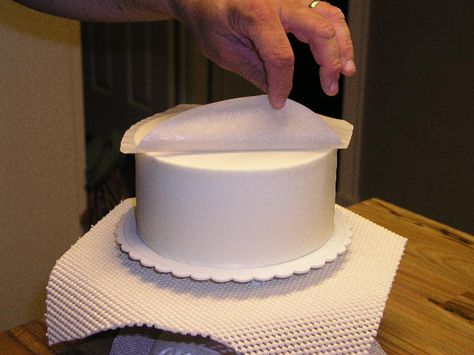 Upside Down Icing Technique for Perfectly Smooth Icing Decorating A Cake, Smooth Icing, Frosting Techniques, Icing Techniques, Frosting Tips, Cake Icing, Cake Decorating Tutorials, Cake Frosting, Cake Tutorial