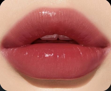 Round Lips, Lips Inspiration, Bentuk Alis, Doll Eye Makeup, Soft Coral, Dope Makeup, Make Up Inspo, Full Lips, Perfect Lips