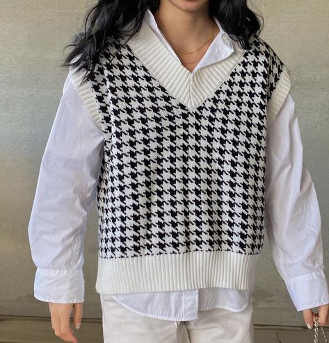 Houndstooth sweatervest with an all white outfit Check Vest, Houndstooth Sweater, Knitted Clothes, Sleeveless Jumper, High Street Fashion, Plaid Vest, High Fashion Street Style, College Fashion, Knit Outfit